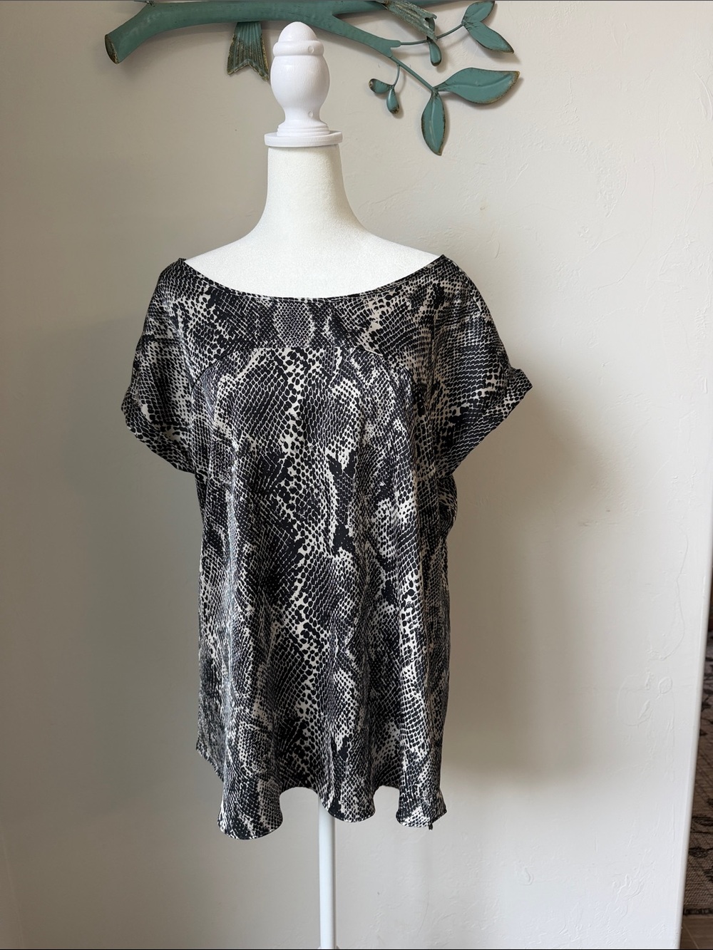 Express Black and White Snake-Print Blouse